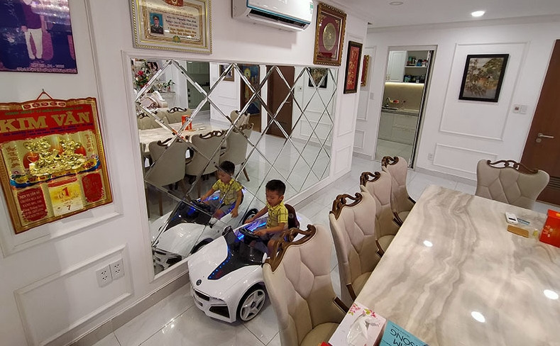 Cạnh bàn ăn, Phi Thanh Vân trang trí thêm gương cách điệu. Ảnh: Vietnamnet