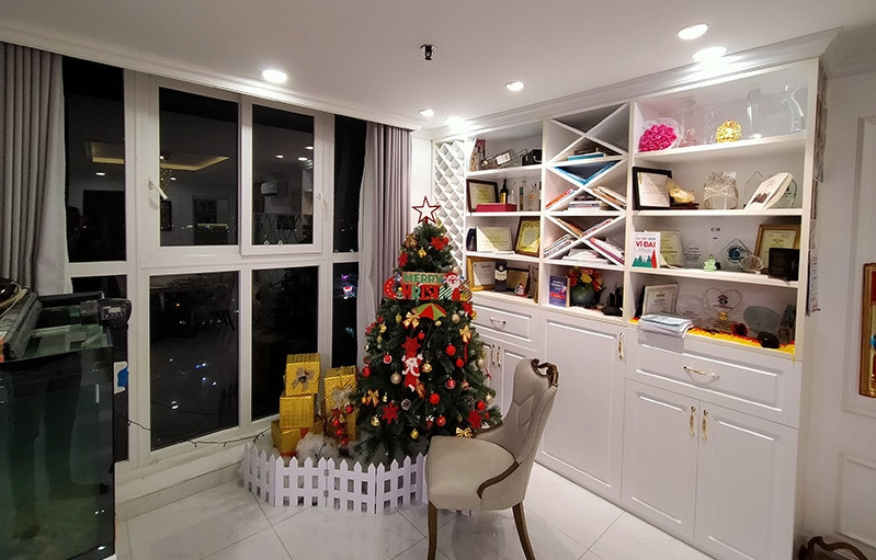 Tủ kệ lớn được đặt nhiều sách và các giải thưởng Phi Thanh Vân đạt được. Ảnh: Vietnamnet