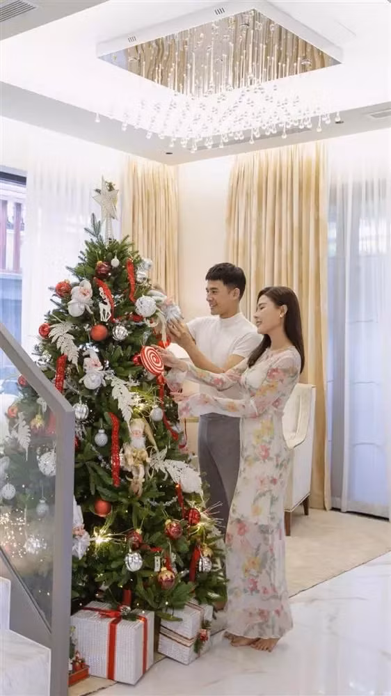 Chào đón Giáng sinh, Thúy Diễm - Lương Thế Thành trang trí bằng cây thông lớn.