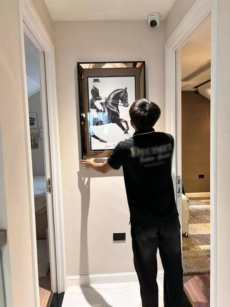 Trong nhà, cặp đôi trang trí nhiều tranh nghệ thuật.