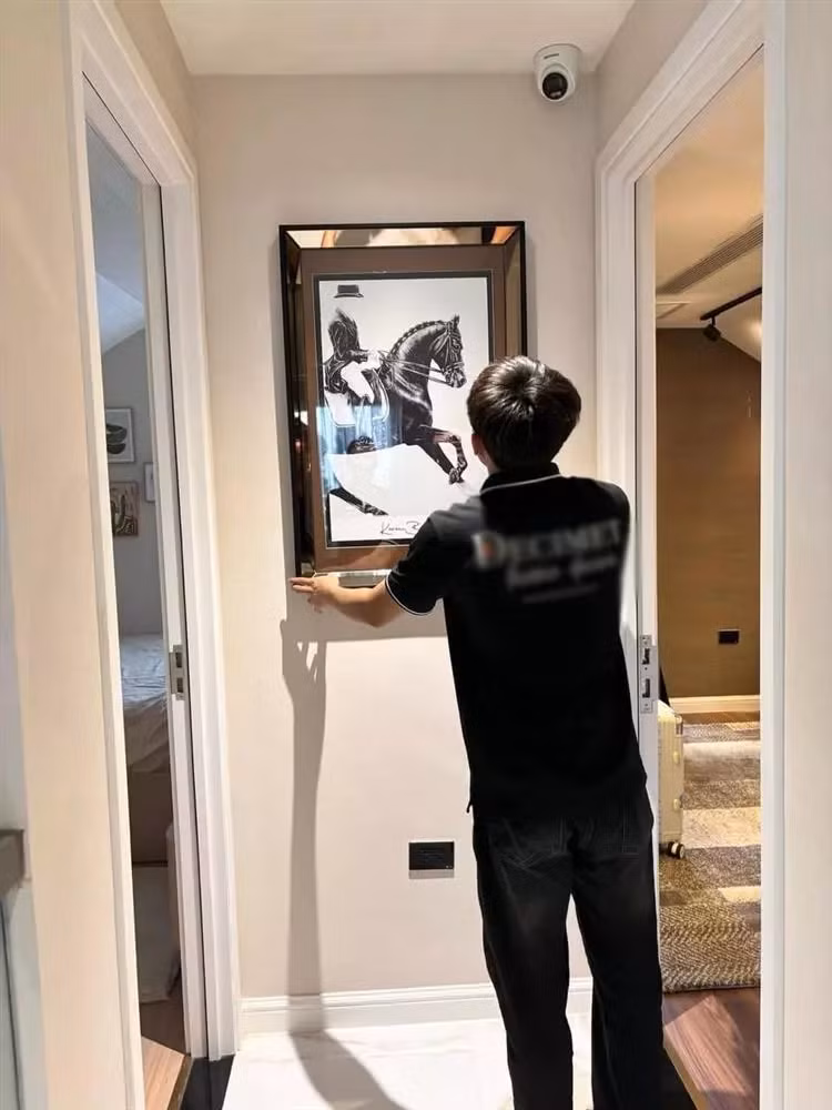 Trong nhà, cặp đôi trang trí nhiều tranh nghệ thuật.