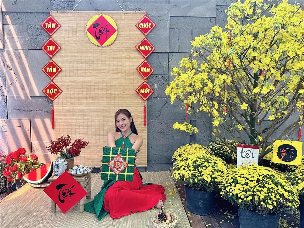 Dịp Tết năm ngoái, vợ chồng Thúy Diễm - Lương Thế Thành khoe căn biệt thự được xây dựng hoàn thiện 90%. Thời điểm đó, cặp đôi chưa chuyển về ở ngay nhưng vẫn bài trí nhiều tiểu cảnh để chụp hình đón năm mới. Nguồn ảnh: FBNV