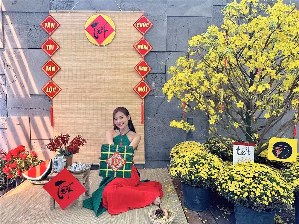 Dịp Tết năm ngoái, vợ chồng Thúy Diễm - Lương Thế Thành khoe căn biệt thự được xây dựng hoàn thiện 90%. Thời điểm đó, cặp đôi chưa chuyển về ở ngay nhưng vẫn bài trí nhiều tiểu cảnh để chụp hình đón năm mới. Nguồn ảnh: FBNV