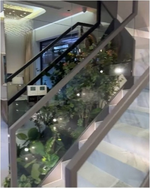 Nổi bật giữa nhà là cầu thang trong suốt như pha lê.