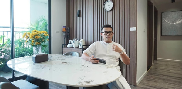 Xuất hiện trong chương trình "Nhà này đẹp thế" mới đây, MC Đức Bảo chia sẻ với khán giả căn hộ chung cư cao cấp rộng 127m2. Ảnh chụp màn hình House n Home