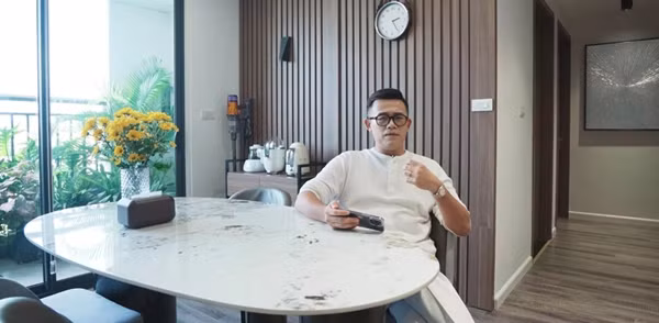 Xuất hiện trong chương trình "Nhà này đẹp thế" mới đây, MC Đức Bảo chia sẻ với khán giả căn hộ chung cư cao cấp rộng 127m2. Ảnh chụp màn hình House n Home