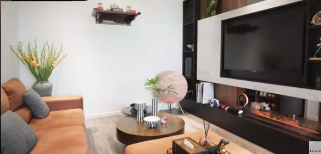 Không gian phòng khách hiện đại. Ảnh chụp màn hình House n Home