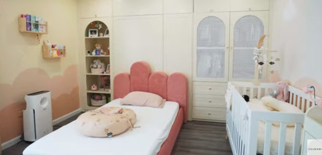Phòng ngủ dành cho con gái vợ chồng nam MC với màu hồng, vàng nhạt chủ đạo. Ảnh chụp màn hình House n Home