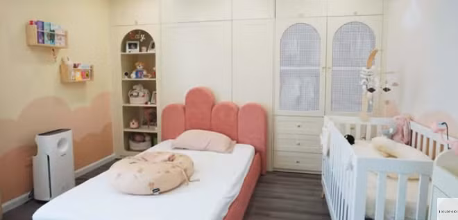 Phòng ngủ dành cho con gái vợ chồng nam MC với màu hồng, vàng nhạt chủ đạo. Ảnh chụp màn hình House n Home