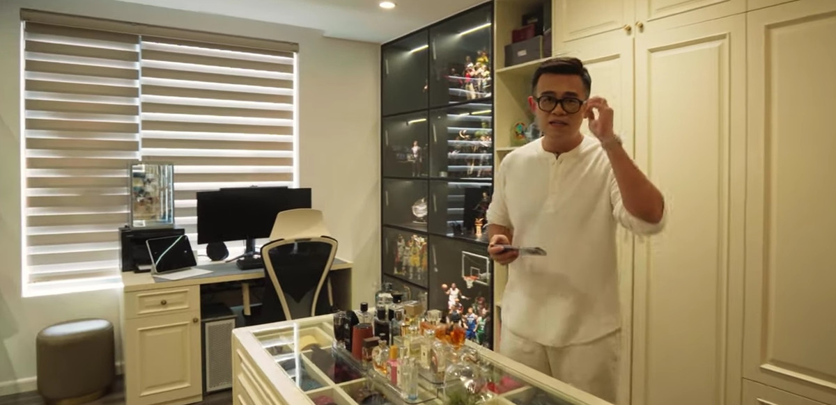 Căn nhà của MC Đức Bảo rộng 127m2, gồm 3 phòng ngủ, thiết kế hiện đại với 3 gam màu trung tính là xám, trắng, đen. Ảnh chụp màn hình House n Home