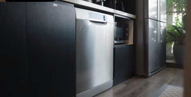 Nam MC còn chi rất nhiều tiền để mua các thiết bị điện tử thông minh nhằm phục vụ việc sinh hoạt trong nhà. Ảnh chụp màn hình House n Home