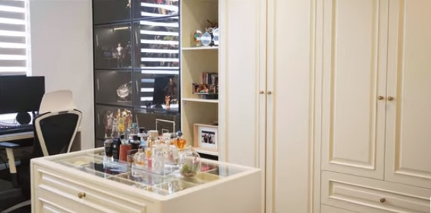 MC Đức Bảo dành riêng một căn phòng để quần áo, phụ kiện và làm việc. Ảnh chụp màn hình House n Home