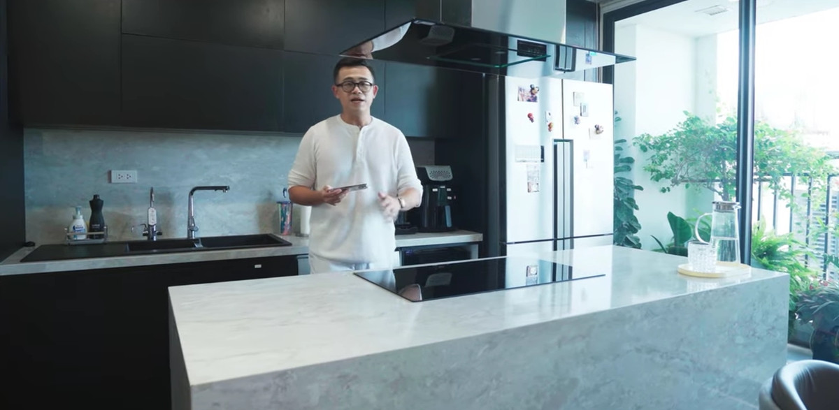 MC Đức Bảo dành một phần lớn diện tích làm bếp để bà xã có nơi nấu nướng thoải mái, vừa nấu bếp vừa giao lưu được với mọi người trong nhà. Ảnh chụp màn hình House n Home