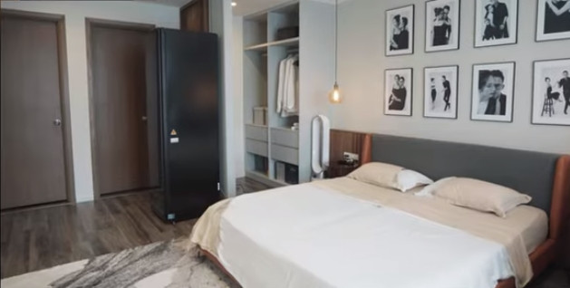 Phòng ngủ master rộng rãi với gam trắng chủ đạo. Ảnh chụp màn hình House n Home