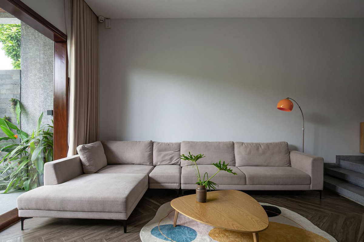 Phòng khách tràn ngập ánh sáng tự nhiên.