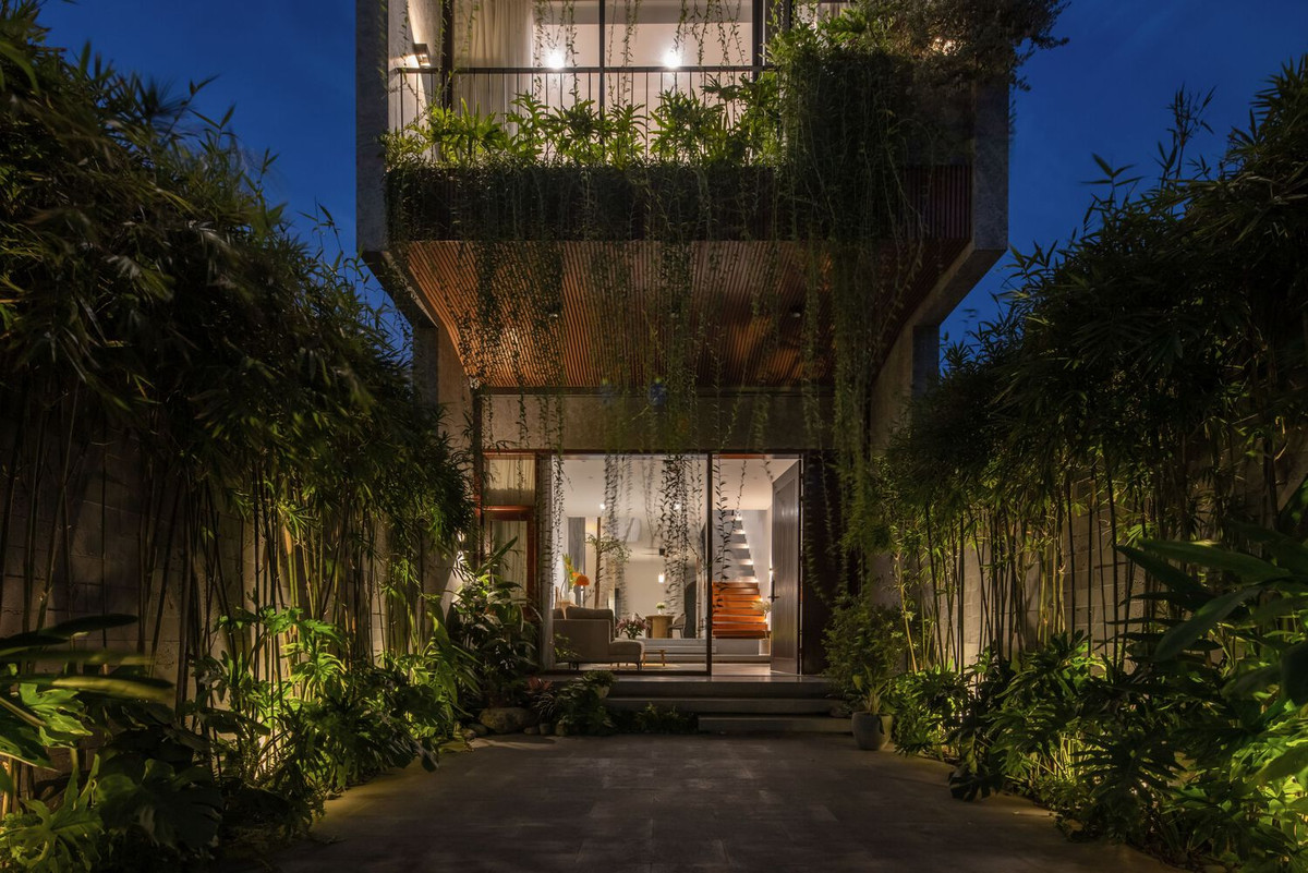 Sân vườn, hiên nhà và không gian đệm kết hợp với rèm hoa cúc còn giúp giảm thiểu các vấn đề về bức xạ nhiệt, gió khô nóng và lượng mưa hạn chế.