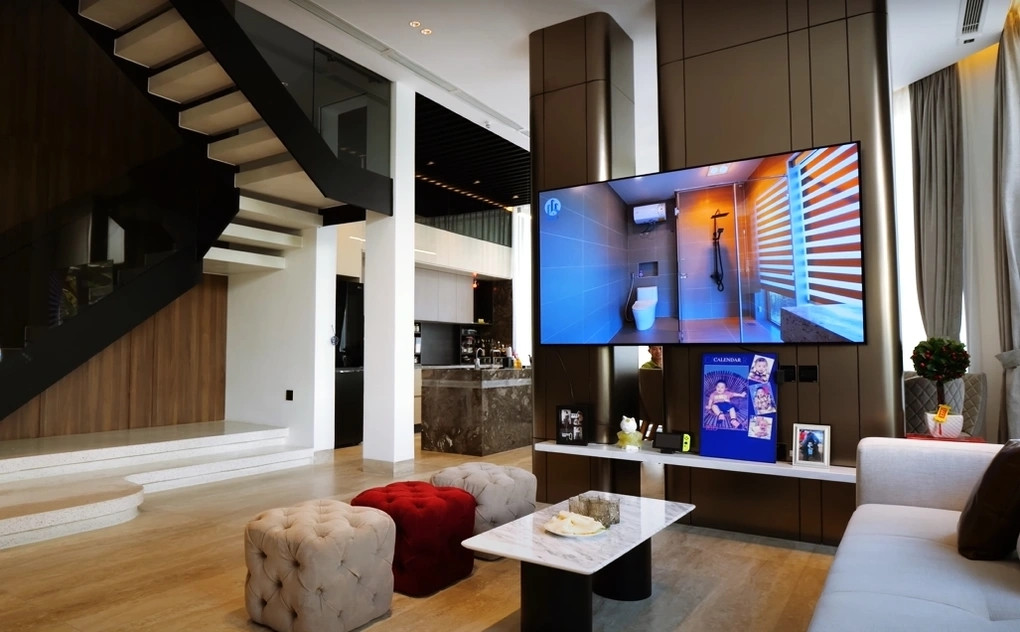 Nhà gồm tầng trệt, 2 tầng lầu và sân thượng ngập tràn cây xanh.