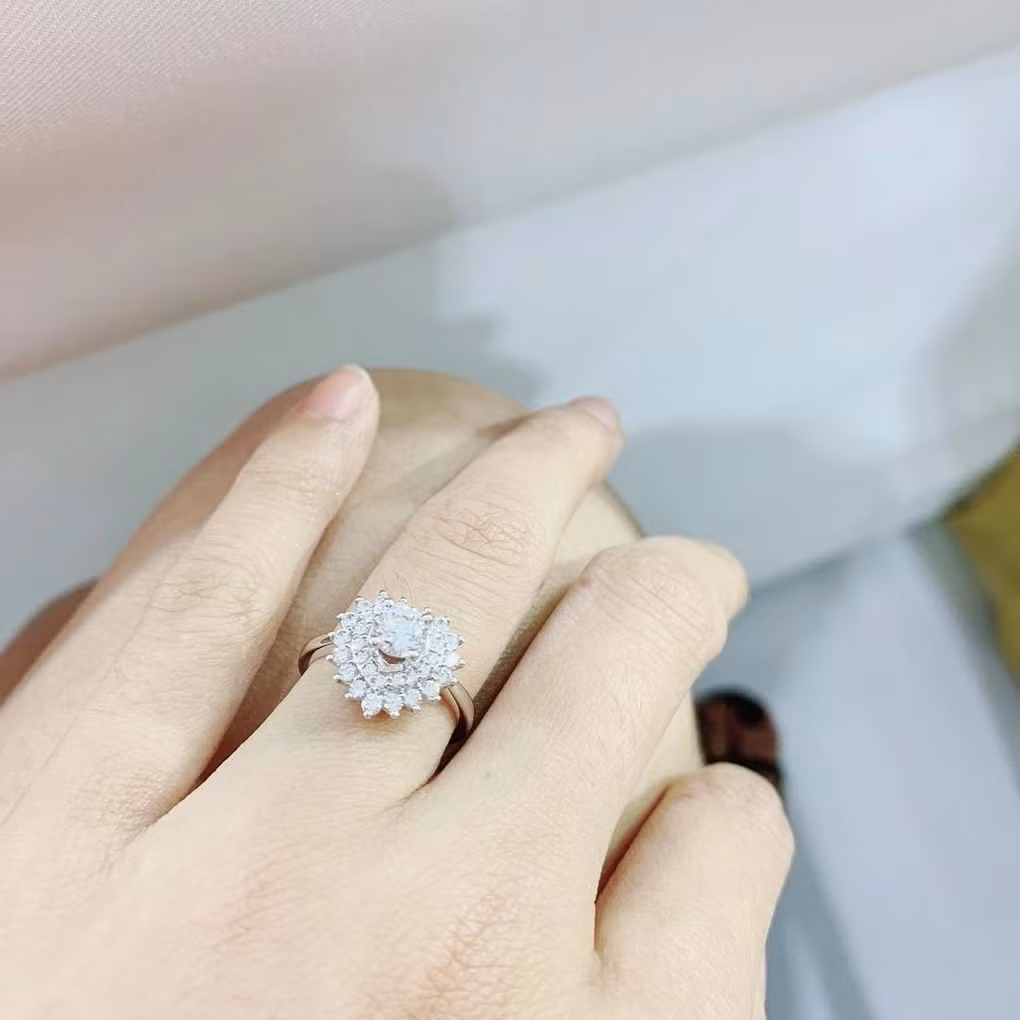 Năm 2019, người đẹp khiến khán giả trầm trồ khi sắm đến 2 chiếc nhẫn kim cương lấp lánh.