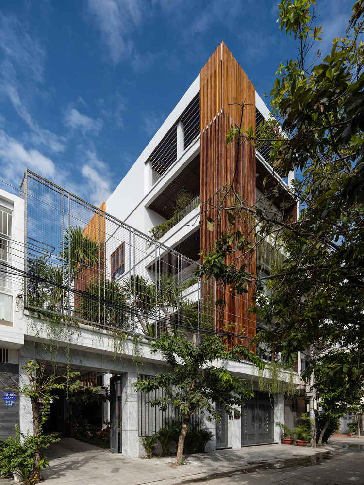 Tọa lạc tại thành phố Nha Trang, ngôi nhà là nơi gia chủ mong muốn trở thành không gian thư giãn cho cả gia đình, nơi đón tiếp bạn bè và công năng đích thực.