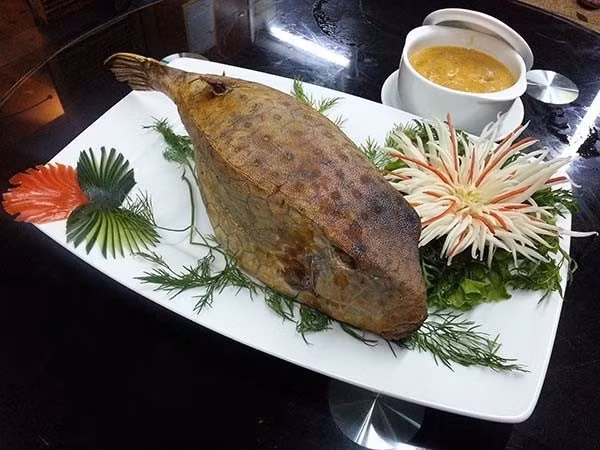 Tuy nhiên, cá bò hòm hiếm đến mức có tháng không thu mua được con nào. Vì vậy, giá một kg cá bò hòm bán ra tại bè đã 1,3 triệu đồng. Tại các nhà hàng ở Hà Nội, TP HCM, cá bò hòm tươi sống có giá lên tới 2,5 triệu đồng/kg. Ảnh: Haisanphuquy