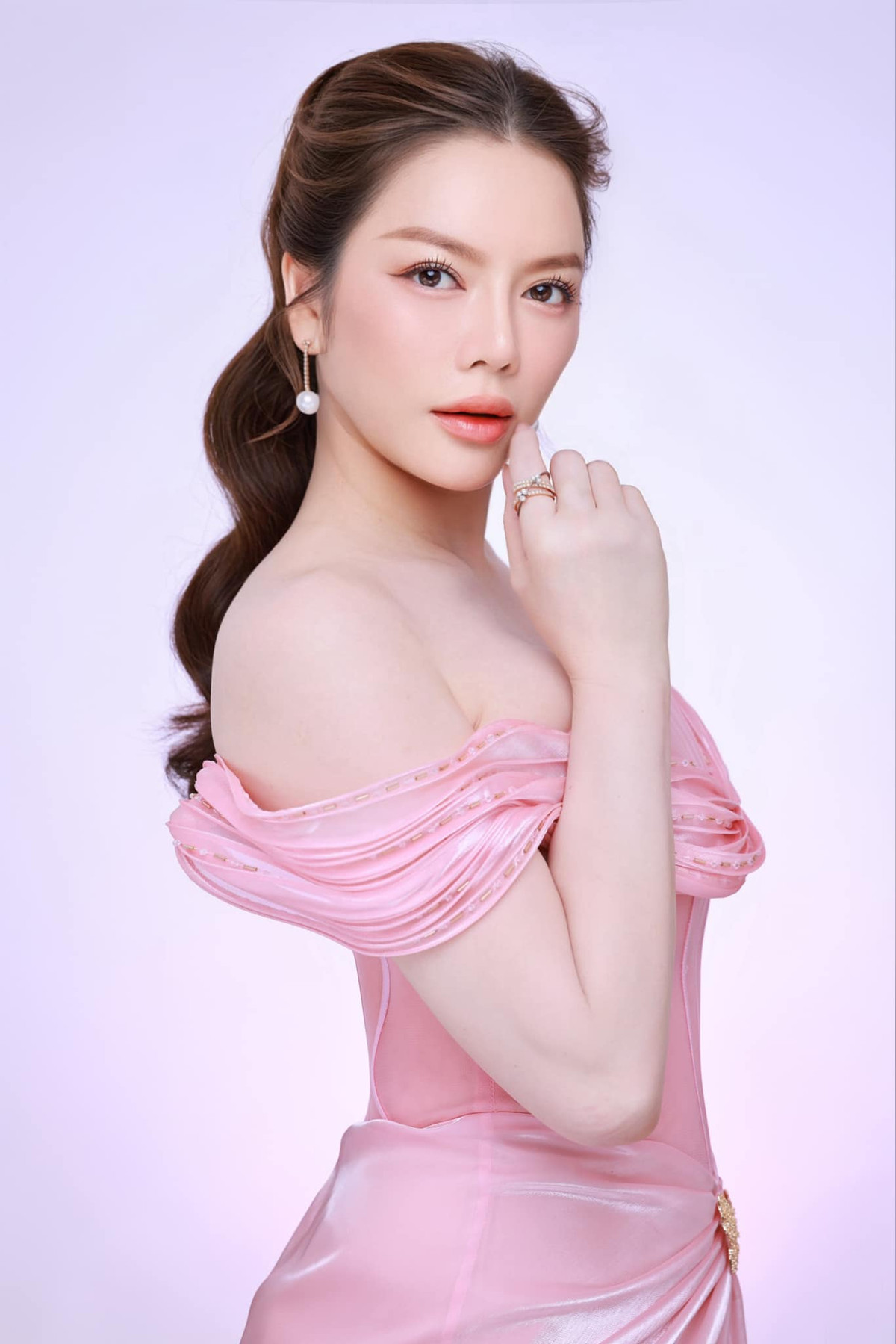 Nói về độ giàu có của Lý Nhã Kỳ, tờ South China Morning Post từng nhận định Lý Nhã Kỳ là đại gia 'khét tiếng' trong showbiz Việt. Người đẹp được ví như Kim Kardashian và có cuộc sống như mơ nhờ sở hữu khối tài sản 17 triệu USD (gần 400 tỷ đồng).