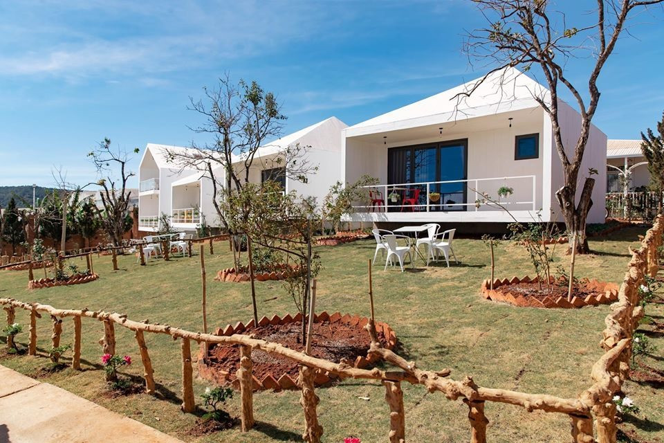 Ngoài ra, Lý Nhã Kỳ còn xây dựng một khu nghỉ dưỡng với 16 biệt thự theo phong cách châu Âu tại Đà Lạt và "biệt phủ" 10.000 mét vuông ở Vũng Tàu để tặng mẹ.