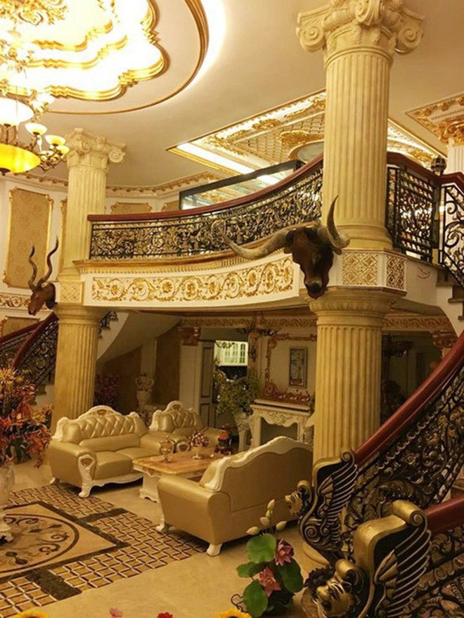 Trước đây, Lý Nhã Kỳ có thời gian sống trong một căn biệt thự khác ở TP HCM với kiến trúc phong cách hoàng gia dát vàng.