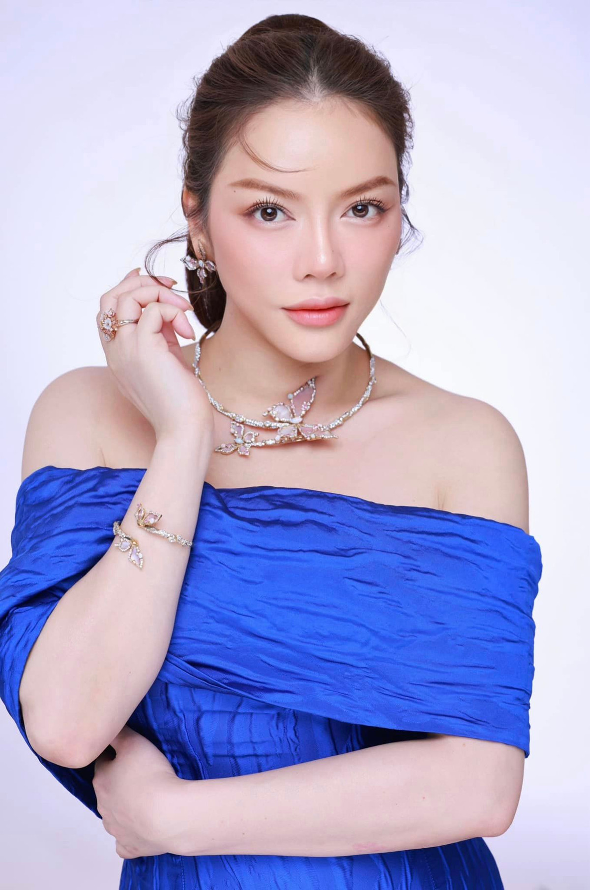 Bên cạnh nghệ thuật, Lý Nhã Kỳ còn hoạt động ở nhiều lĩnh vực khác như kinh doanh phát triển bất động sản, kim cương, công ty xúc tiến đầu tư thương mại du lịch...