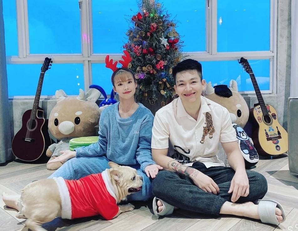 Khởi My - Kelvin Khánh bắt đầu hẹn hò vào năm 2014, đến cuối năm 2017 đám cưới chính thức được tổ chức.