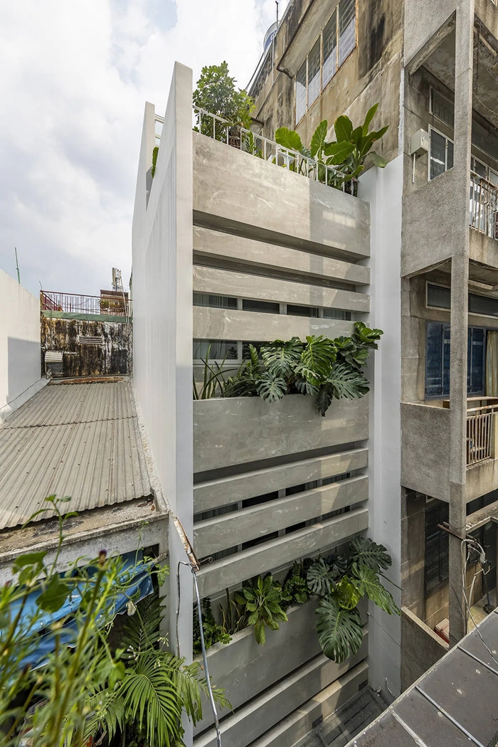 Nằm ẩn mình trong con hẻm giữa khu dân cư đông đúc và hoạt động tấp nập ở Quận 10 (TP HCM), ngôi nhà mang dáng dấp hiện đại nhưng bên trong mở ra không gian sống yên bình.