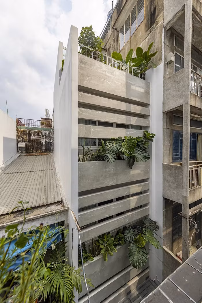 Nằm ẩn mình trong con hẻm giữa khu dân cư đông đúc và hoạt động tấp nập ở Quận 10 (TP HCM), ngôi nhà mang dáng dấp hiện đại nhưng bên trong mở ra không gian sống yên bình.