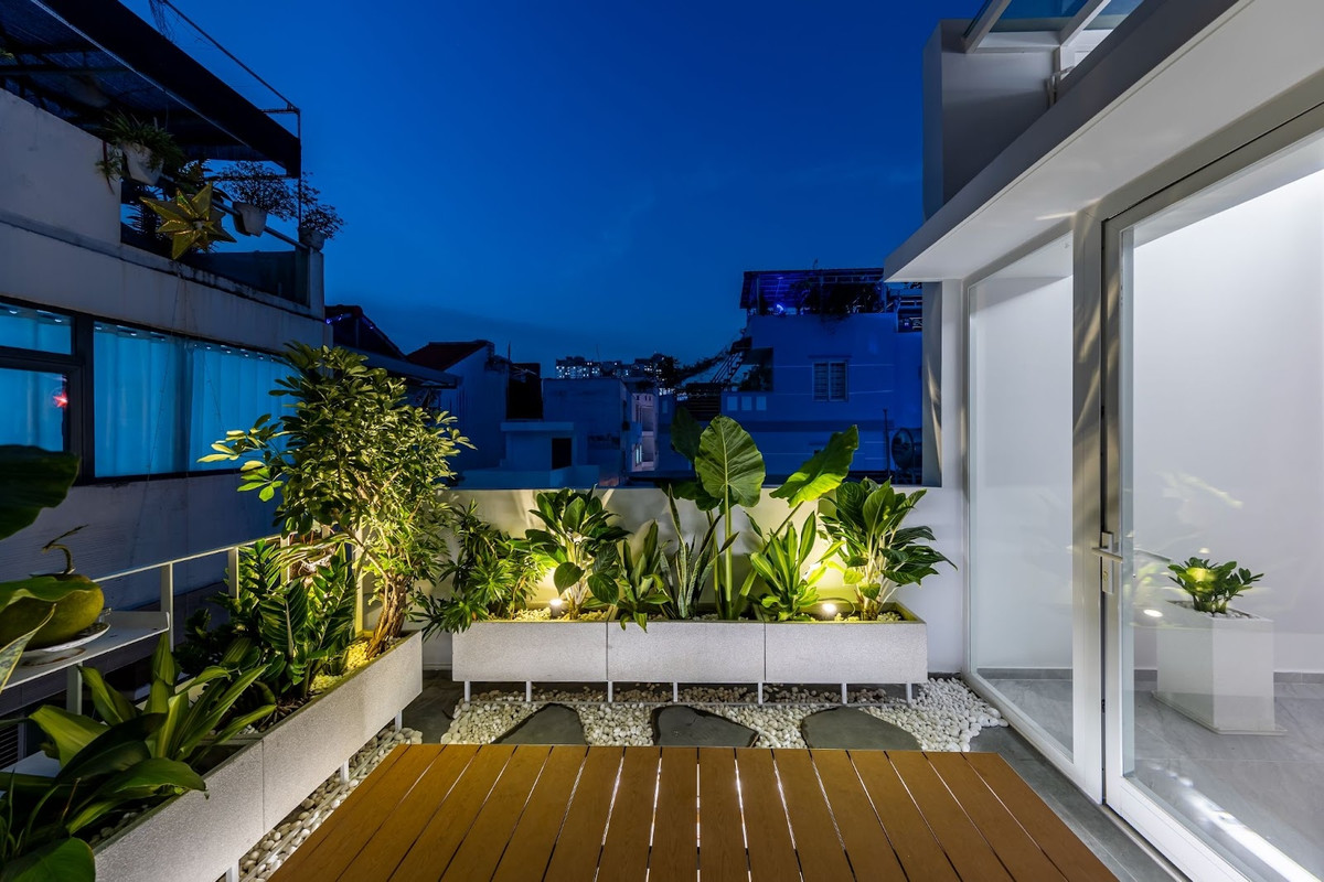 Vào buổi tối, sân thượng trở thành nơi nghỉ ngơi, ngắm cảnh đầy thi vị. Nguồn ảnh: Paul Phan