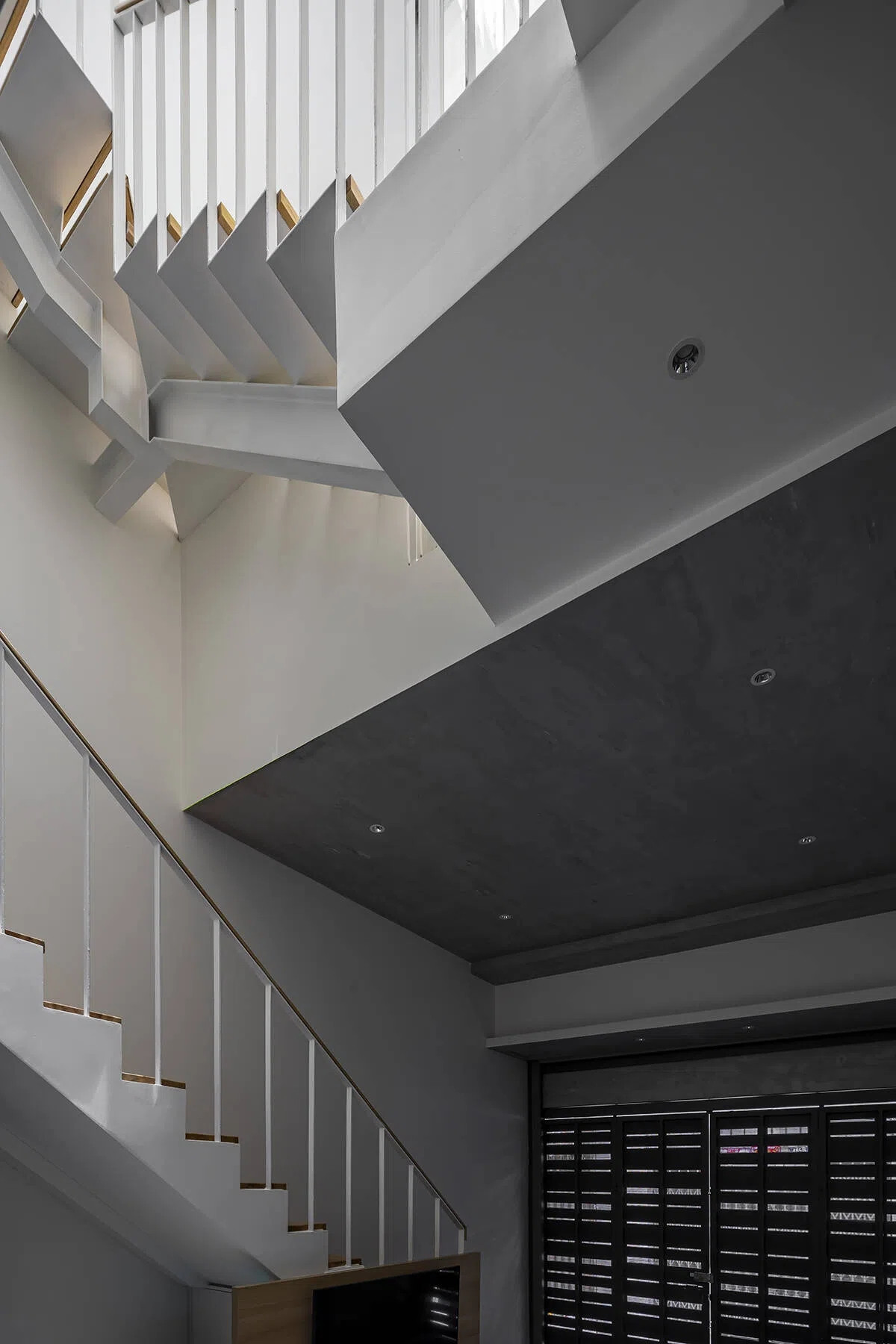 Điểm nổi bật trong căn nhà là thiết kế kết cấu sàn lệch tầng giúp không gian thêm thoáng đãng.