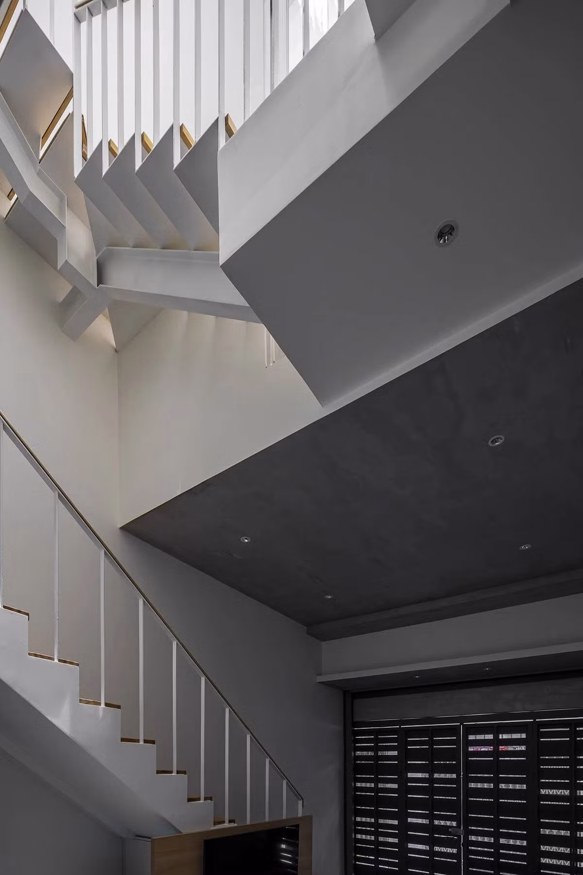 Điểm nổi bật trong căn nhà là thiết kế kết cấu sàn lệch tầng giúp không gian thêm thoáng đãng.