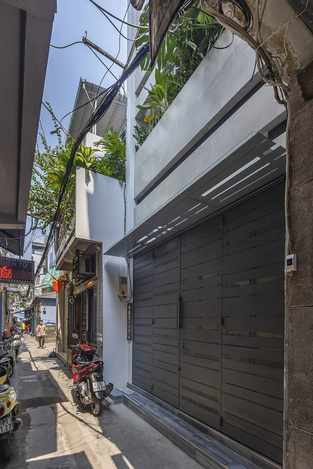 Do nhà phố san sát nên việc giải quyết tiếng ồn bên ngoài, ánh nhìn từ nhà hàng xóm đối diện, cung cấp ánh sáng tự nhiên, mảng xanh, sân chơi ngoài trời trở thành niềm cảm hứng cho nhóm kiến trúc sư.