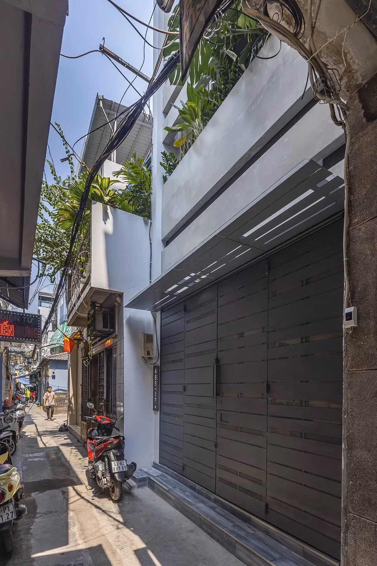 Do nhà phố san sát nên việc giải quyết tiếng ồn bên ngoài, ánh nhìn từ nhà hàng xóm đối diện, cung cấp ánh sáng tự nhiên, mảng xanh, sân chơi ngoài trời trở thành niềm cảm hứng cho nhóm kiến trúc sư.