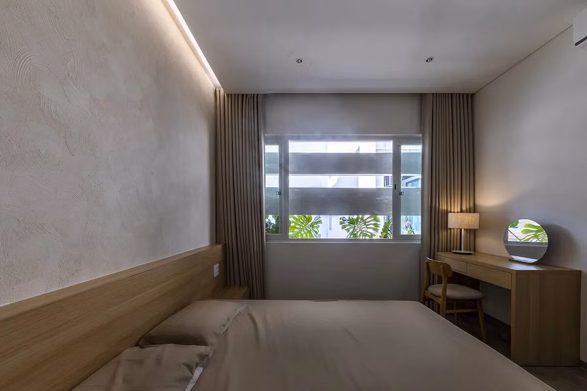 Phòng ngủ tầng 1 và tầng 2 được bố trí ở khu vực phía trước, phía sau dầm bê tông, cây xanh được che chắn hoàn toàn khỏi ảnh hưởng bên ngoài, đảm bảo đầy đủ sự riêng tư và yên tĩnh cho gia chủ.