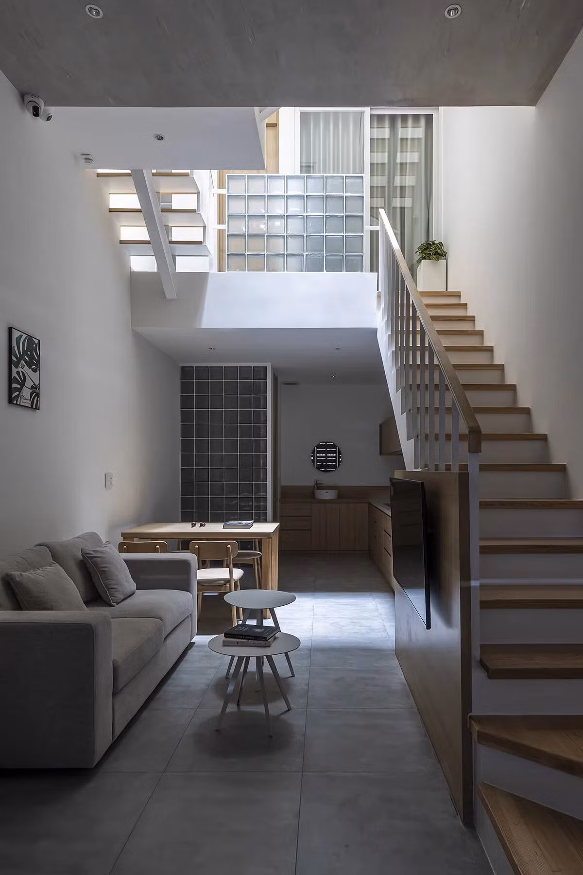 Trần và sàn phòng khách đều sử dụng kết cấu bê tông để tạo sự liên tục trong thiết kế từ ngoài vào trong.