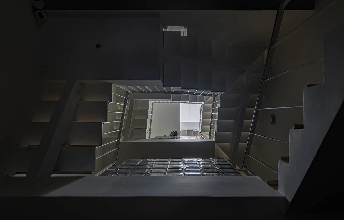 Kết hợp với giếng trời vừa giúp điều hòa không khí, vừa mang ánh sáng tự nhiên từ tầng mái xuống trệt.