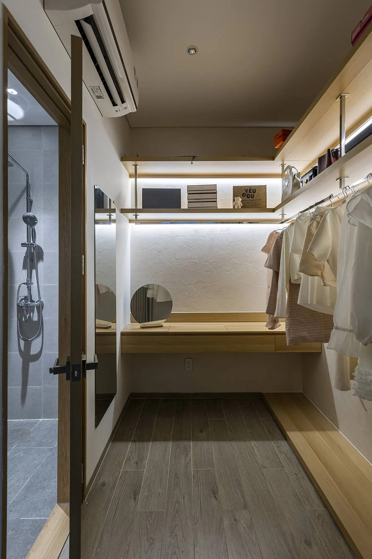 Phòng thay đồ và nhà vệ sinh được bố trí phía sau nhà nhưng vẫn nhận được ánh sáng tự nhiên từ giếng trời.