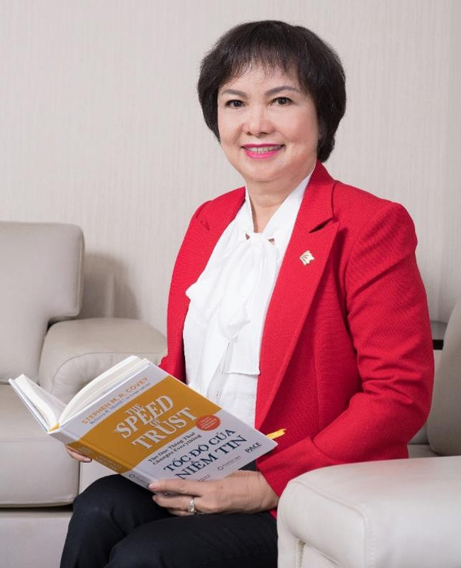 Cuối những năm 80, khi hầu hết các công ty vàng bạc của thành phố và quận huyện ra đời đều đi theo mô hình hợp tác với tư nhân, thì bà Dung hoàn toàn ngược lại. Năm 1992, khi Nhà nước chính thức cho tư nhân kinh doanh vàng, trong bối cảnh làn sóng các nhà buôn bỏ đi kinh doanh riêng, mô hình của công ty mà bà Dung táo bạo thực hiện đã chứng minh được tầm nhìn đúng đắn của bà. Ảnh: PNJ