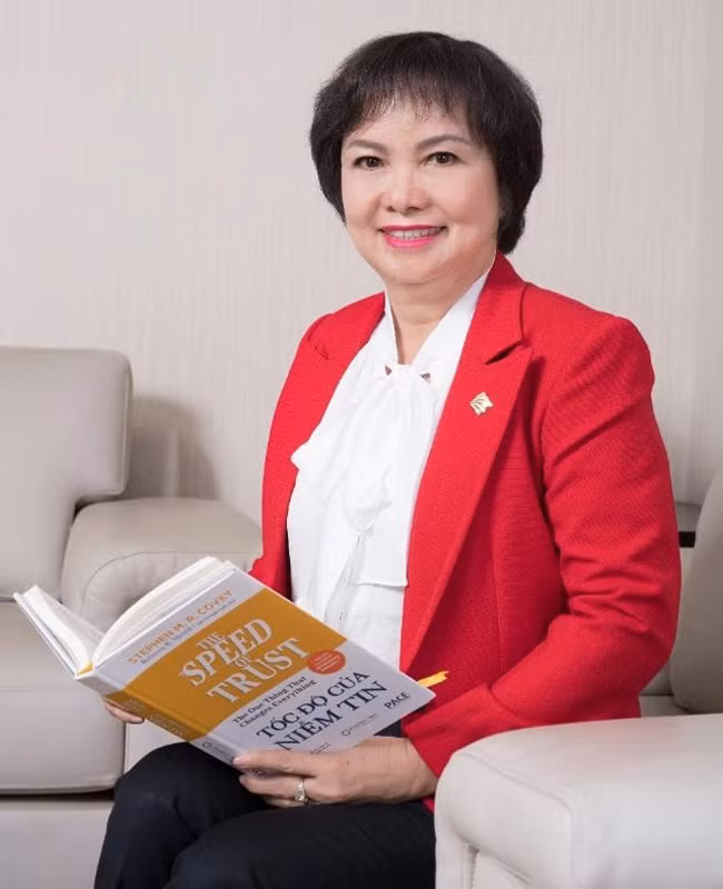 Cuối những năm 80, khi hầu hết các công ty vàng bạc của thành phố và quận huyện ra đời đều đi theo mô hình hợp tác với tư nhân, thì bà Dung hoàn toàn ngược lại. Năm 1992, khi Nhà nước chính thức cho tư nhân kinh doanh vàng, trong bối cảnh làn sóng các nhà buôn bỏ đi kinh doanh riêng, mô hình của công ty mà bà Dung táo bạo thực hiện đã chứng minh được tầm nhìn đúng đắn của bà. Ảnh: PNJ