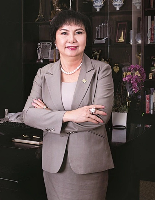 Năm 2000, bà phát hiện bị ung thư khi đang ở đỉnh cao của sự nghiệp. Những tưởng sẽ suy sụp nhưng bà Dung có phần bình tĩnh và lạc quan hơn. Bằng nghị lực sống và niềm lạc quan của bản thân, bà Dung đã vượt qua căn bệnh ung thư. Ảnh: PNJ