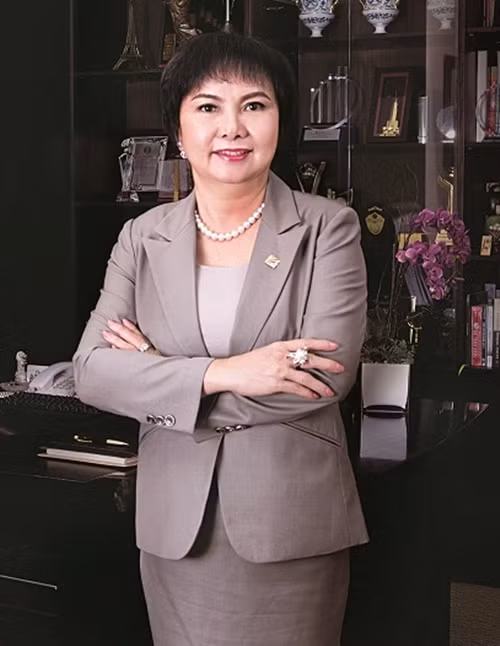 Năm 2000, bà phát hiện bị ung thư khi đang ở đỉnh cao của sự nghiệp. Những tưởng sẽ suy sụp nhưng bà Dung có phần bình tĩnh và lạc quan hơn. Bằng nghị lực sống và niềm lạc quan của bản thân, bà Dung đã vượt qua căn bệnh ung thư. Ảnh: PNJ