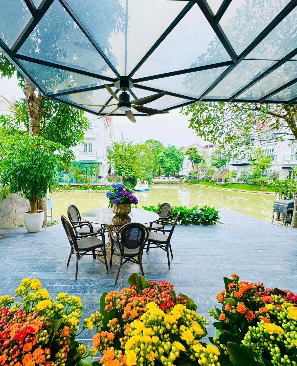 Khu vườn trong nhà luôn ngập tràn hoa tươi. Nguồn ảnh: FBNV