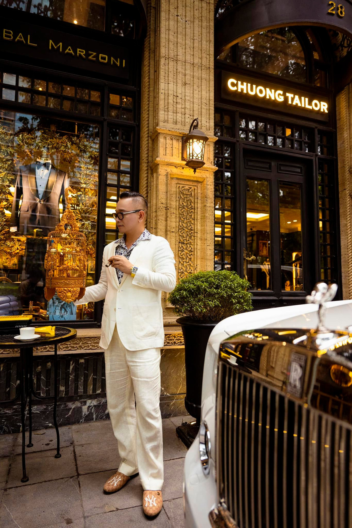 Không chỉ được mệnh danh là “ông trùm thời trang ở Việt Nam”, doanh nhân Chương Tailor còn nổi tiếng trong giới mê sinh vật cảnh với “gia tài đồ sộ” về chim đột biến, cá Koi... Ảnh: FB Chương Tailor