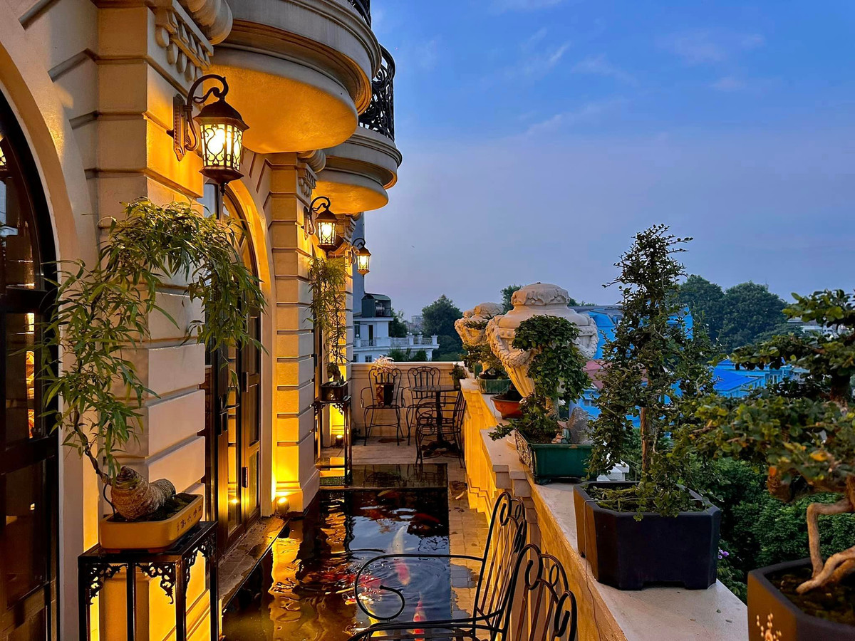 Theo đó, các chuyên gia Nhật Bản đã thiết kế máy móc điều chỉnh nhiệt độ nước thích hợp cho loài cá quý đồng thời thiết kế hệ thống mái che sử dụng vào mùa hè và hệ thống sưởi sử dụng trong mùa đông. Ảnh: FB Chương Tailor