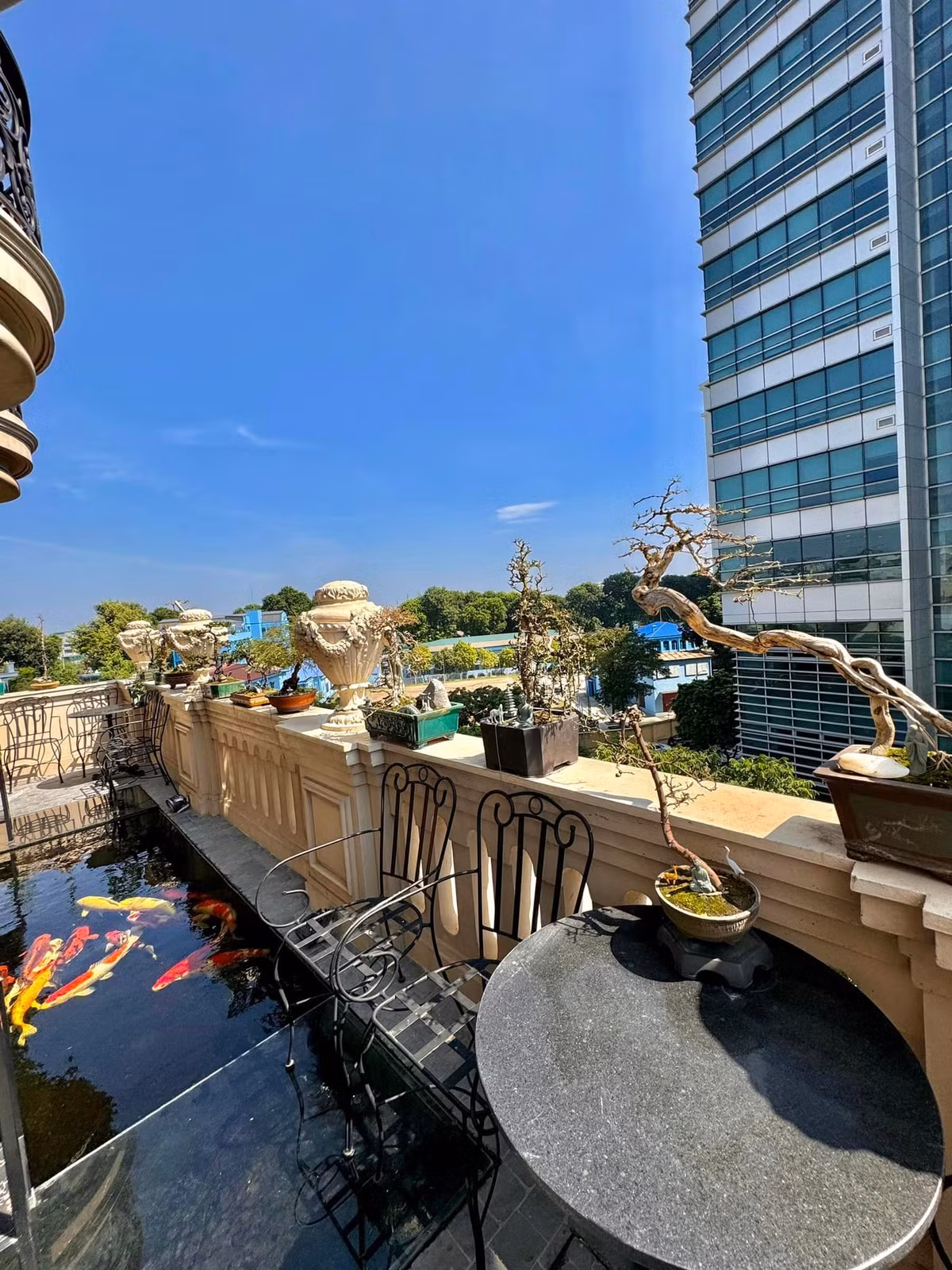 Nam doanh nhân tìm đến các chuyên gia Nhật Bản để tìm hiểu về cách thức nuôi cá Koi ở tầng 7 trong biệt thự giữa phố sầm uất. Ảnh: FB Chương Tailor