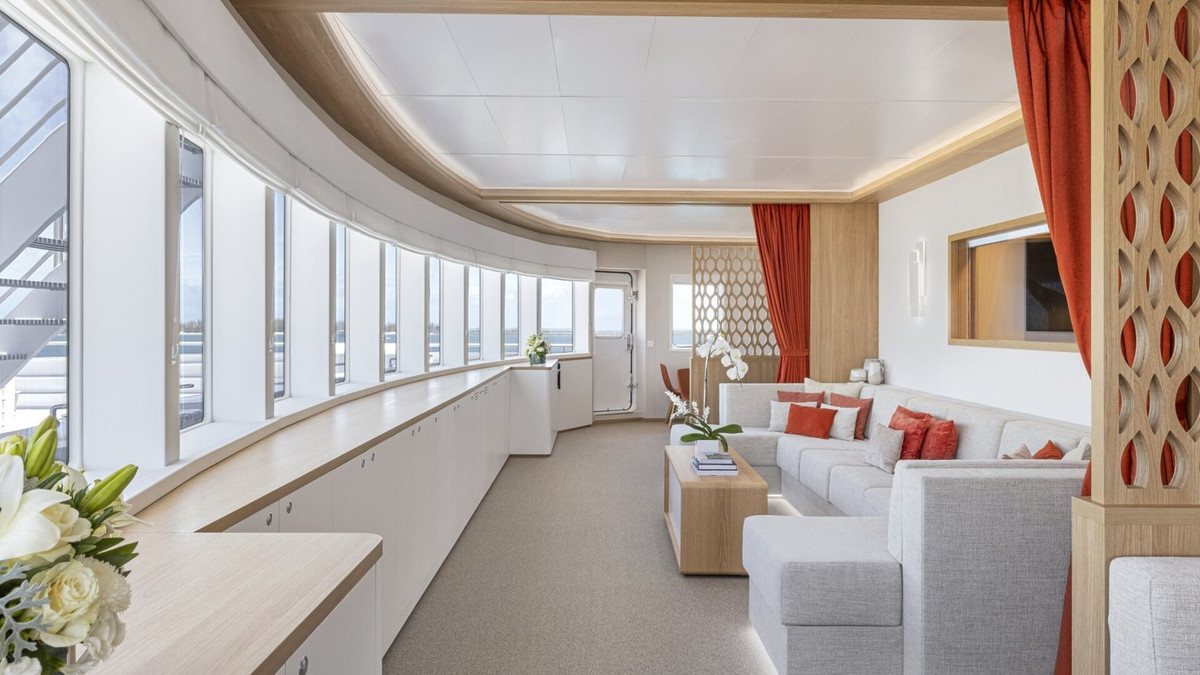 Đây là du thuyền hai thân, có thiết kế sang trọng chẳng kém một khách sạn cao cấp. Ảnh: BI