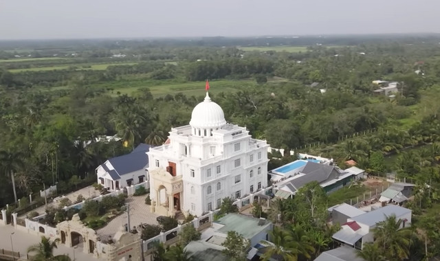 Nổi bật giữa làng quê, toà dinh thự có diện tích xây dựng 500m2, còn lại là khuôn viên sân vườn. Ảnh: Độc lạ Bình Dương